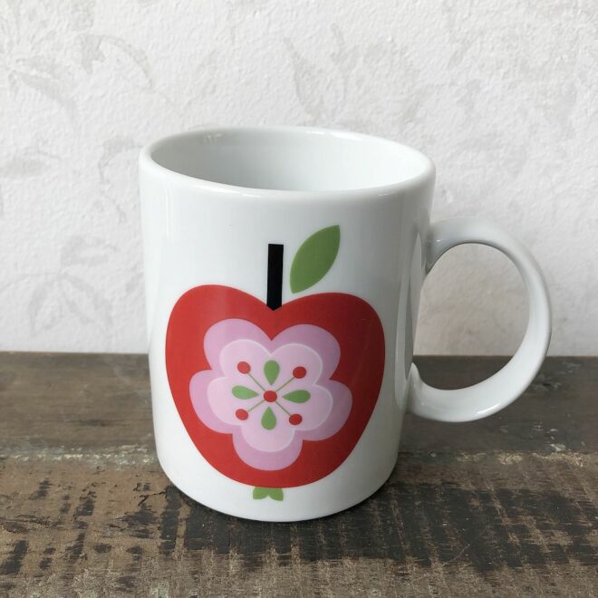 Tasse mit Apfelmotiv