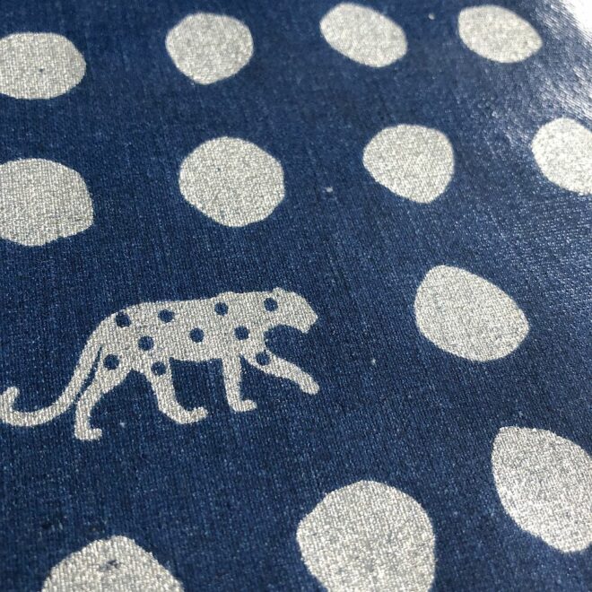 kokka Wachstuch PANTHER DOTS BLAU – Bild 2