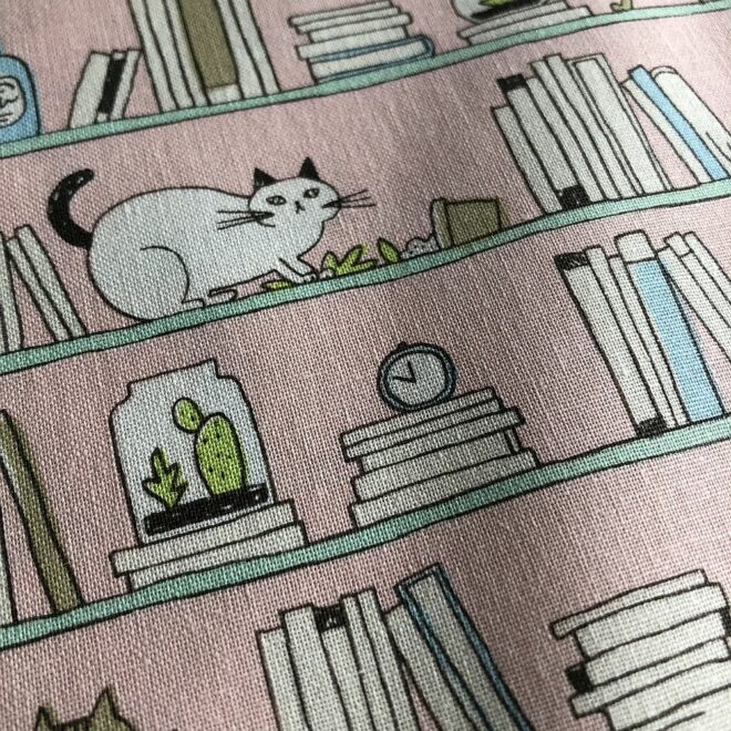 Stoff mit Katzen, Büchern und Pflanzen