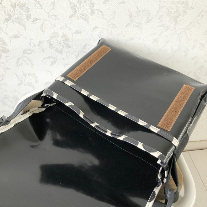 Handtasche mit Klettverschluss
