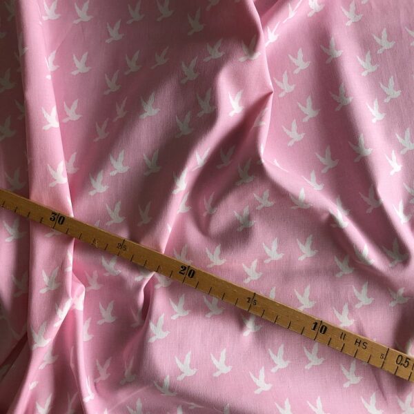 Patchworkstoff mit weißen Tauben