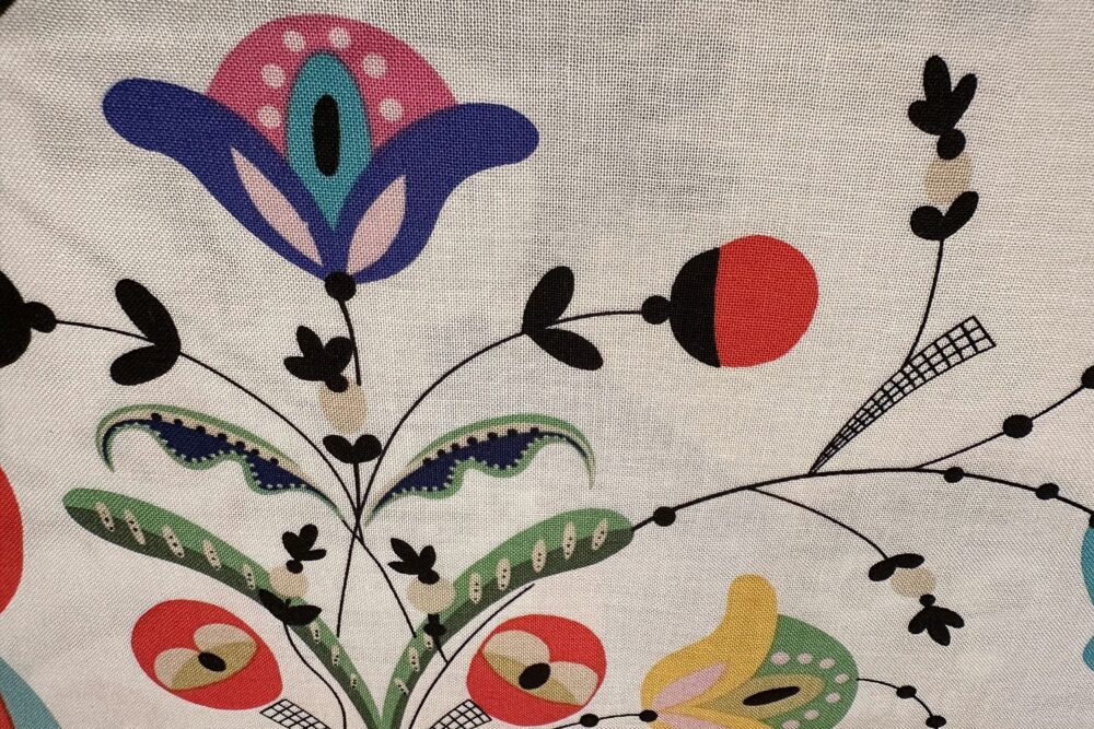 Patchworkstoff mit Blumen und Pferd