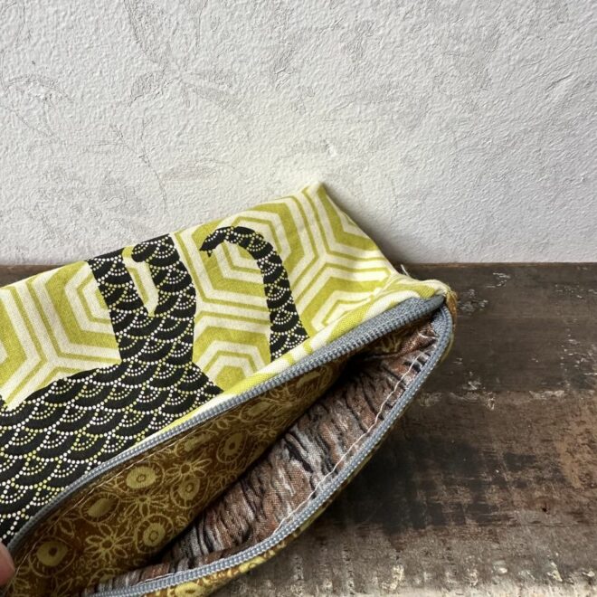 Kulturtäschchen mit Elefantenprint grün – Bild 3